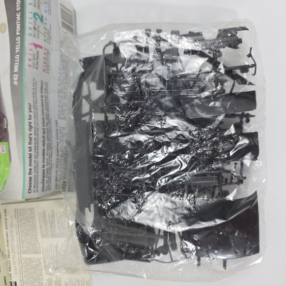 Monogram Model 2428 Kyle Petty Nascar Mellow Yellow Stock Car  1:24 Sealed 1991 - Picture 11 of 11